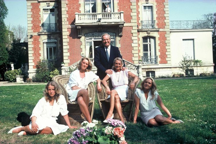 Jean-Marie Le Pen en famille chez lui dans sa propriété de Montretout à Saint-Cloud, en juin 1984. (De gauche à droite : Marine le Pen, Yann Le Pen, Jean-Marie Le Pen, Pierrette Le Pen, et Marie-Caroline Le Pen.